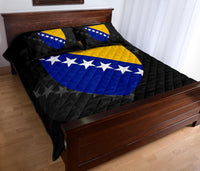 Schwarzes Quilt-Bettset mit Bosnien-Flagge auf großer Steppdecke und Kissen