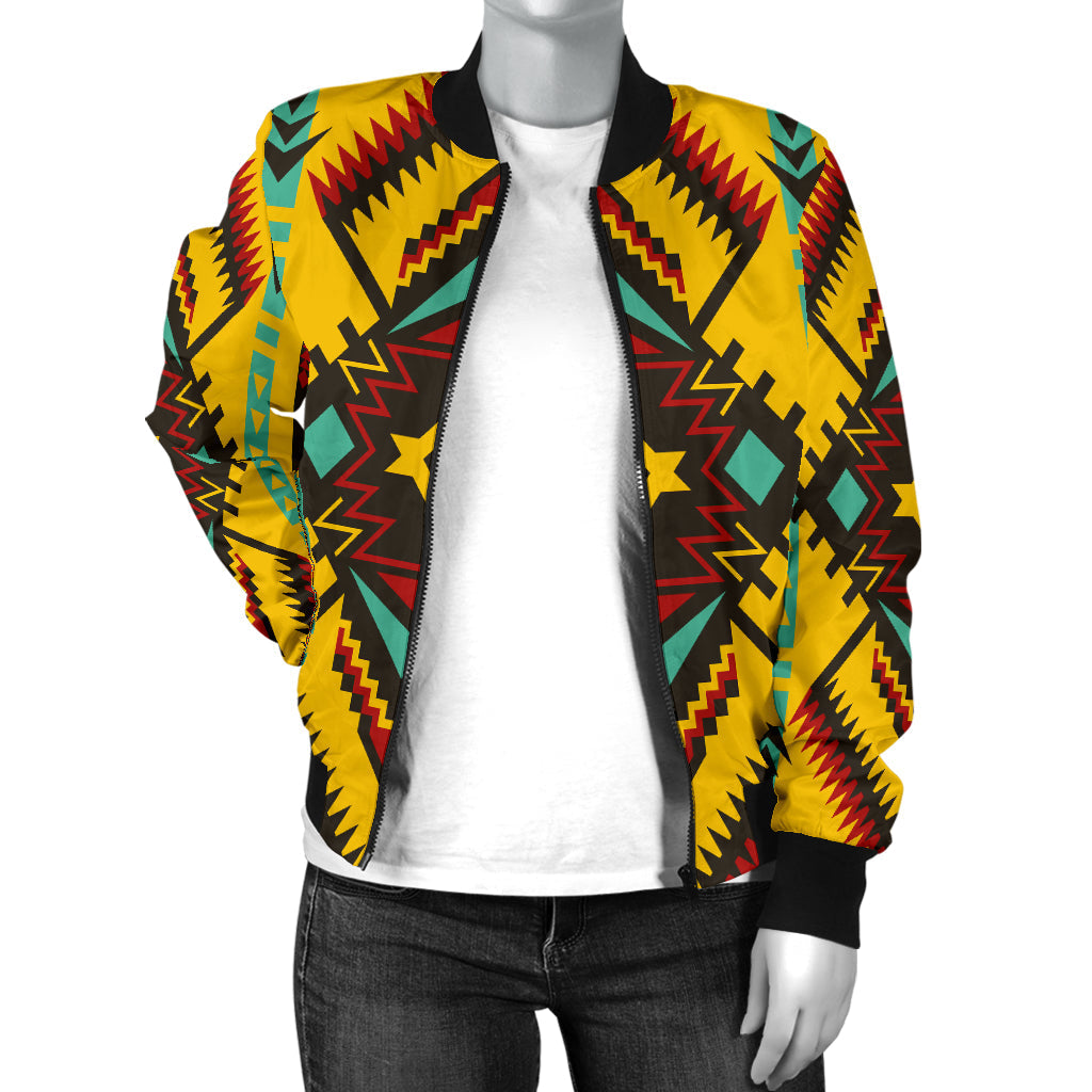 Bomberjacke mit gelbem Tribal-Geometrieprint, schwarzem Zipper, offen getragen