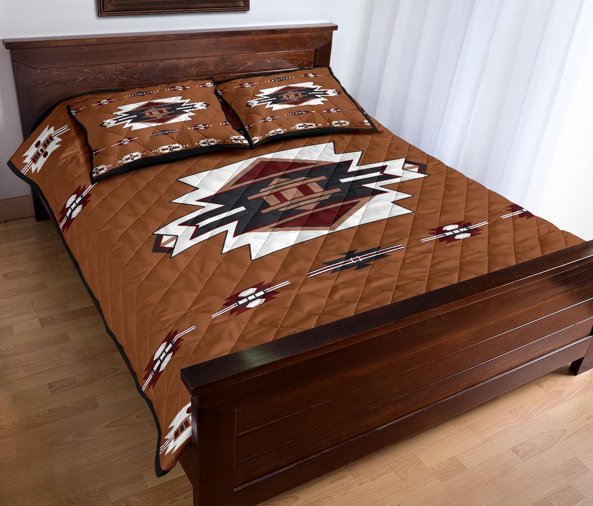 Braunes Quilt-Bettset mit Tribal-Mittelmotiv und passenden Kissen