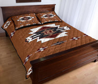 Braunes Quilt-Bettset mit Tribal-Mittelmotiv und passenden Kissen