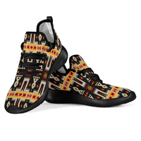 Schwarze Mesh-Sneaker mit Native-Muster, Rückansicht mit Ösen und Schnürung