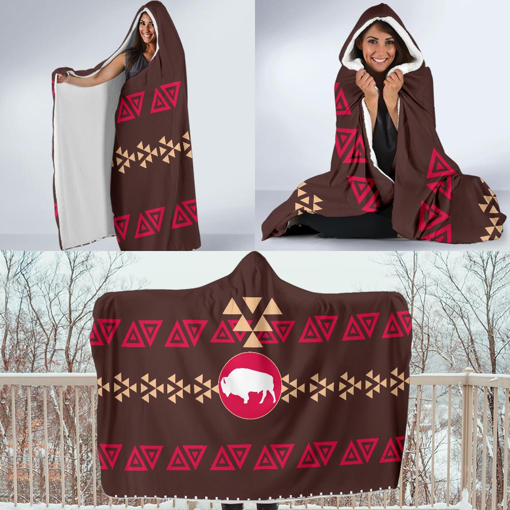 Braune Kapuzen-Decke mit Bison-Logo und roten Tribal-Mustern, umgehängt