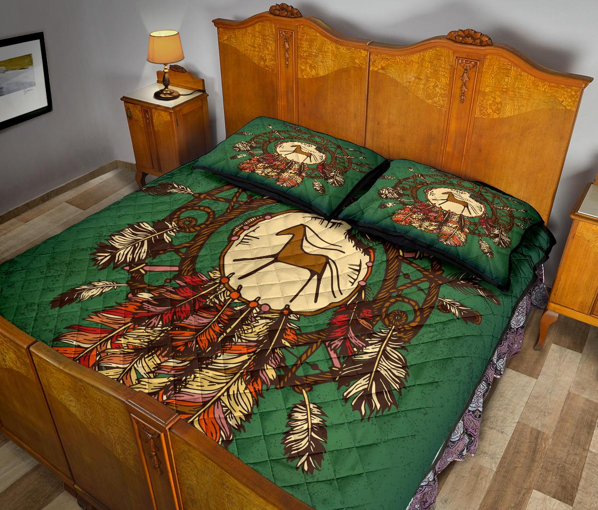 Green quilt bed set featuring horse dreamcatcher motif with two matching pillows