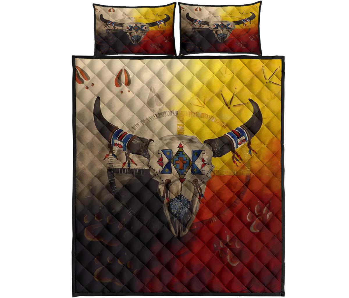 Gestepptes Quiltbettset mit Bisonkopf und Kreismuster, farbig in Gelb, Rot und Schwarz