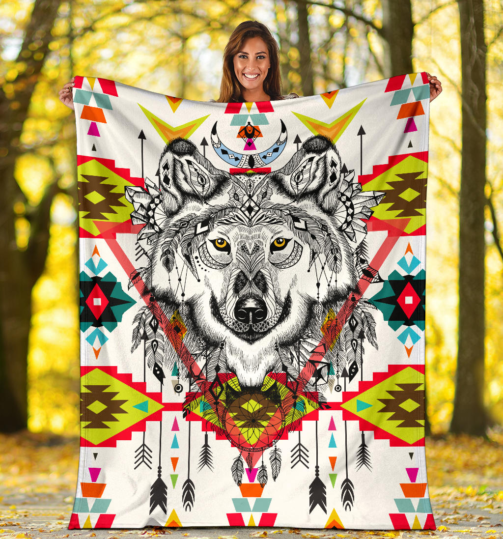 Wolf face arrow dreamcatcher blanket, full design with green yellow red geometric pattern