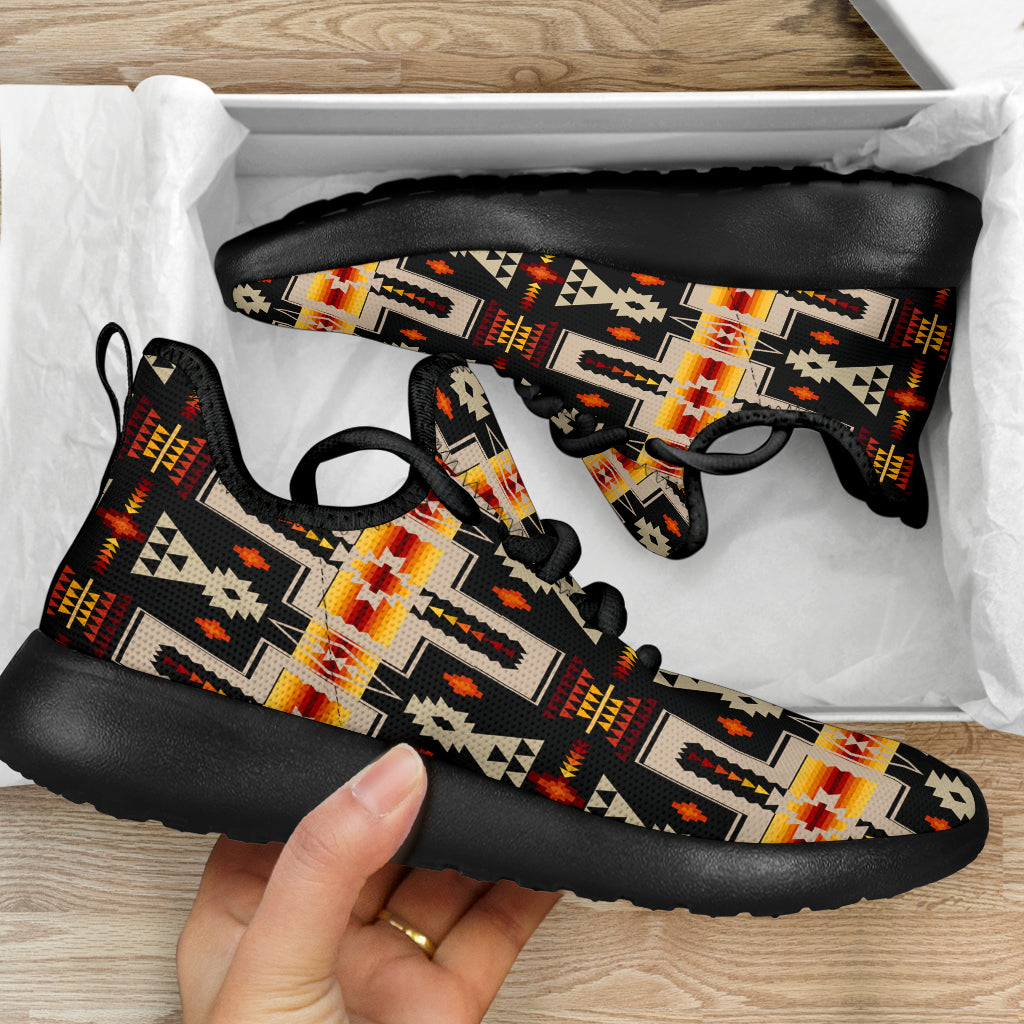 Native-Mesh-Sneaker mit buntem Muster und schwarzer Sohle, flach im Karton