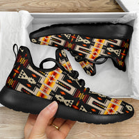 Native-Mesh-Sneaker mit buntem Muster und schwarzer Sohle, flach im Karton