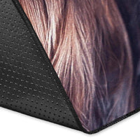 Eckdetail vom Native Girl Teppich: schwarzer Rand mit sichtbarer Naht und Textur.