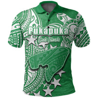 Green polo shirt with Pukapuka graphic and buttoned collar, short sleeves
