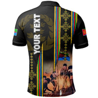 Schwarzes Polohemd hinten mit vertikalem Text, farbigen Streifen und Porträtmotiv