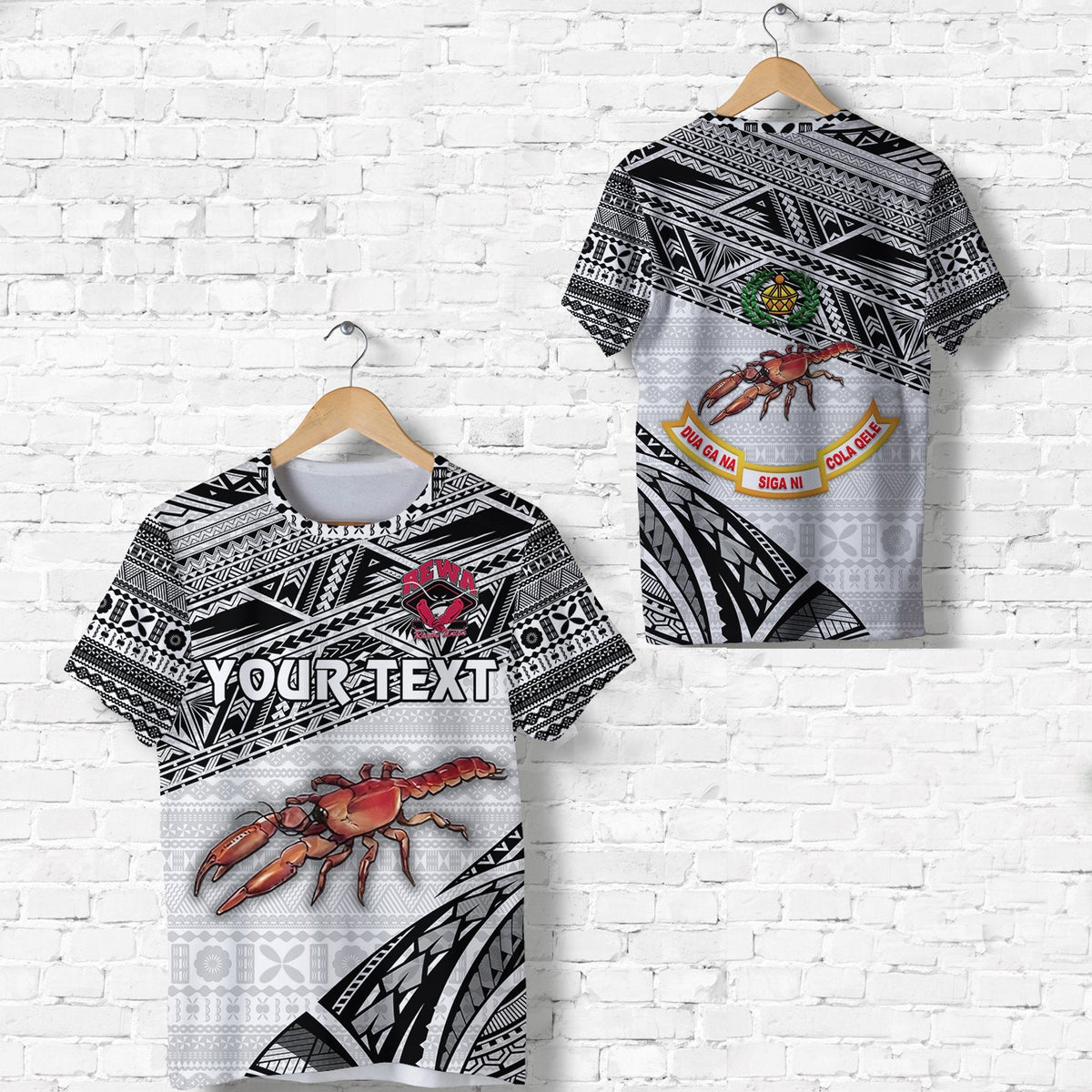 Zwei weiße Rugby-T-Shirts: Vorderseite mit Krebs und 'YOURTEXT', Rückseite mit Wappen