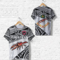 Zwei weiße Rugby-T-Shirts: Vorderseite mit Krebs und 'YOURTEXT', Rückseite mit Wappen