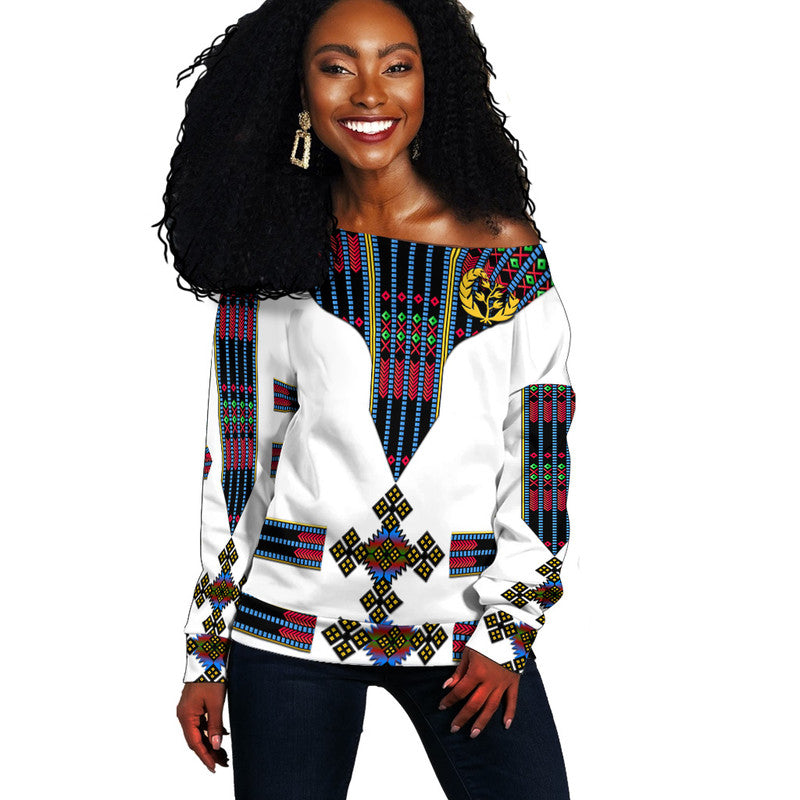 Off-Shoulder Damenpullover (Eritrea) weiß mit buntem Tibeb-Muster, V-Ausschnitt
